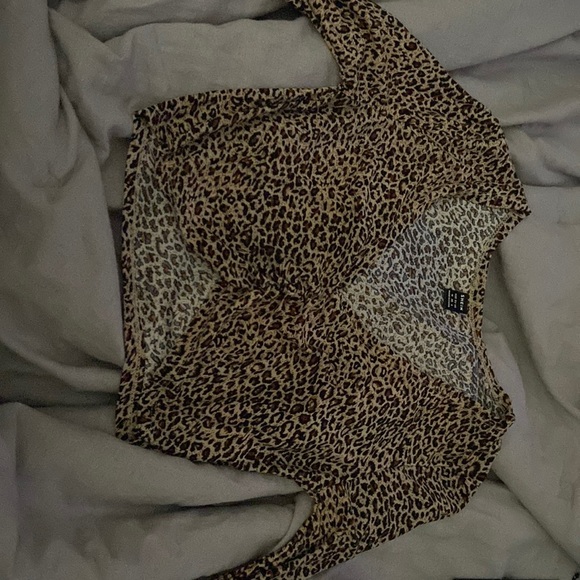 Cheetah print long sleeves that has a scrunch in the middle of the shirt - Picture 1 of 1